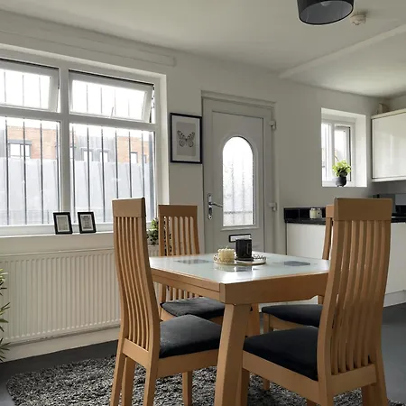 Entire In Leeds, Free Parking, Free Wifi 利兹