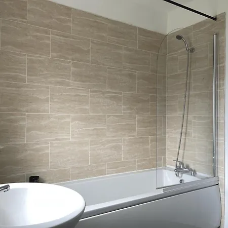 Entire In Leeds, Free Parking, Free Wifi *