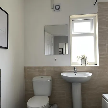 Entire In Leeds, Free Parking, Free Wifi *