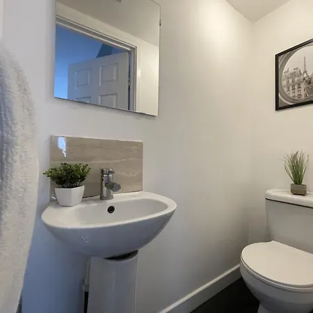 Entire In Leeds, Free Parking, Free Wifi 度假居 *