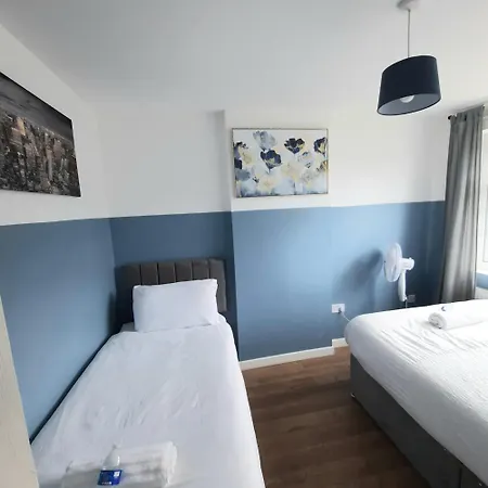 Entire In Leeds, Free Parking, Free Wifi * 利兹