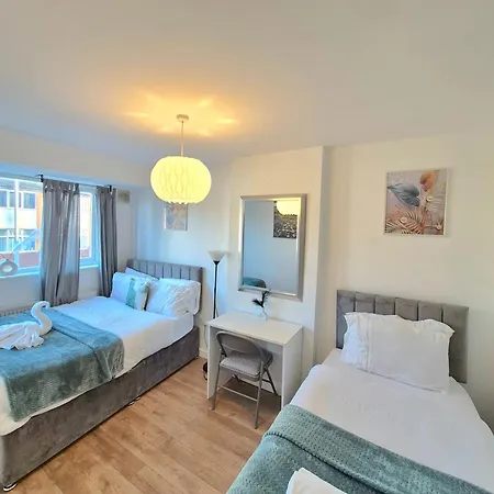 Entire In Leeds, Free Parking, Free Wifi