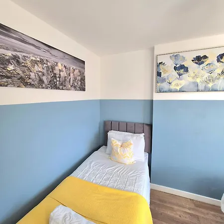 Entire In Leeds, Free Parking, Free Wifi 度假居