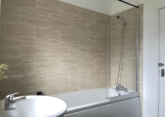 Entire In Leeds, Free Parking, Free Wifi *